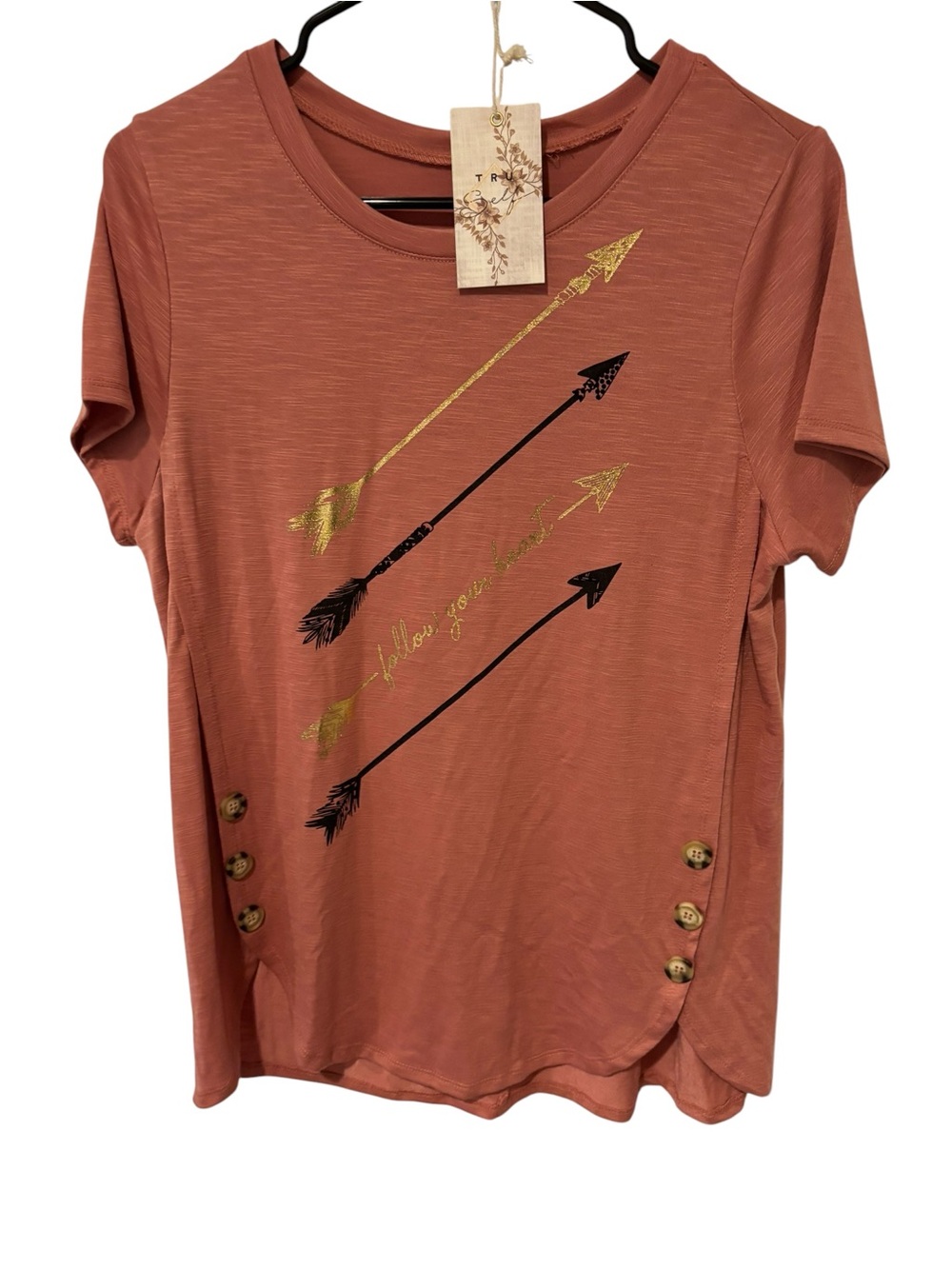 Rust Short Sleeve Tee with Gold & Black Arrow Detail by
